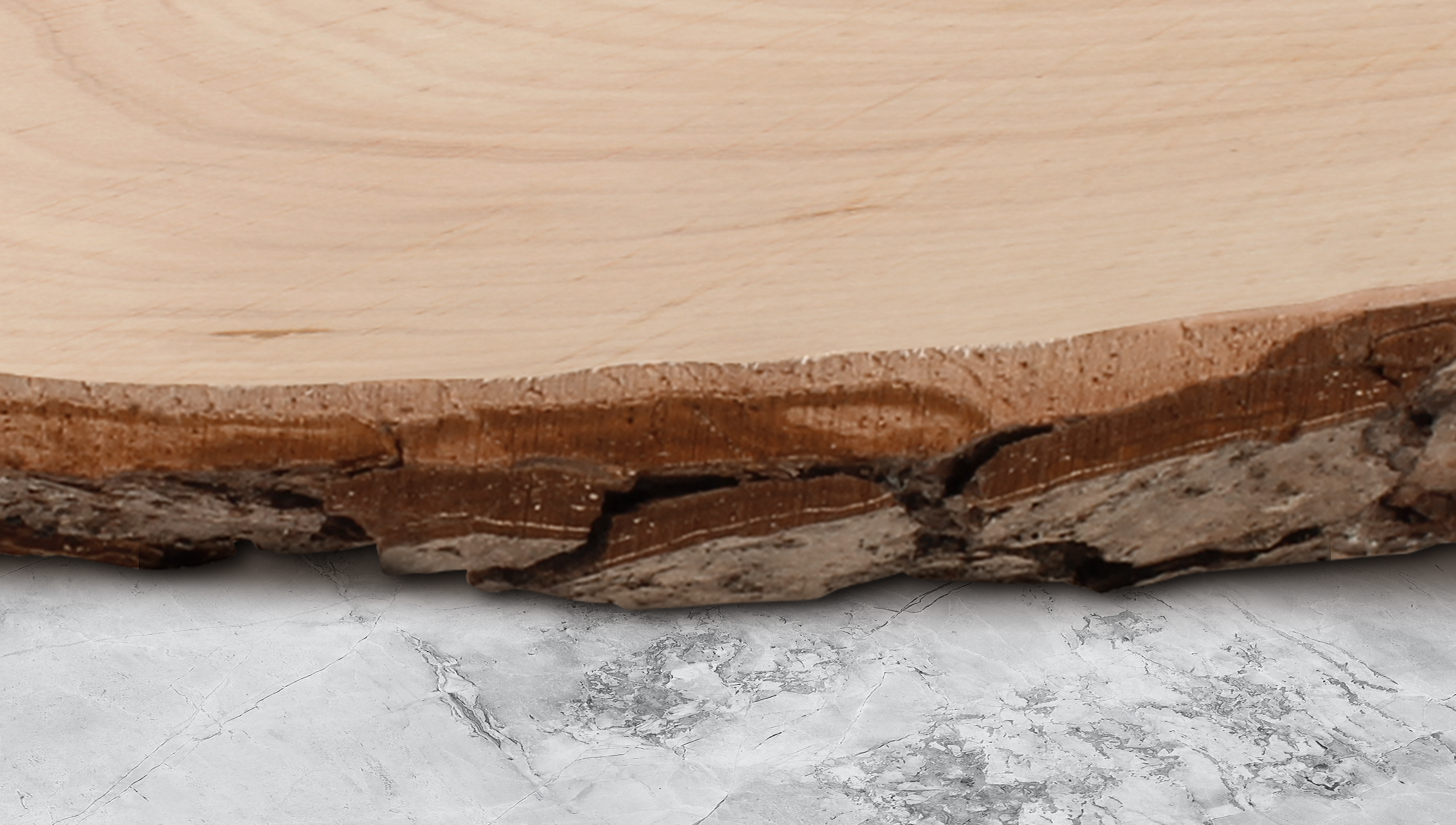 Rindenbrett mit Gravur: Servierplatte gravieren lassen