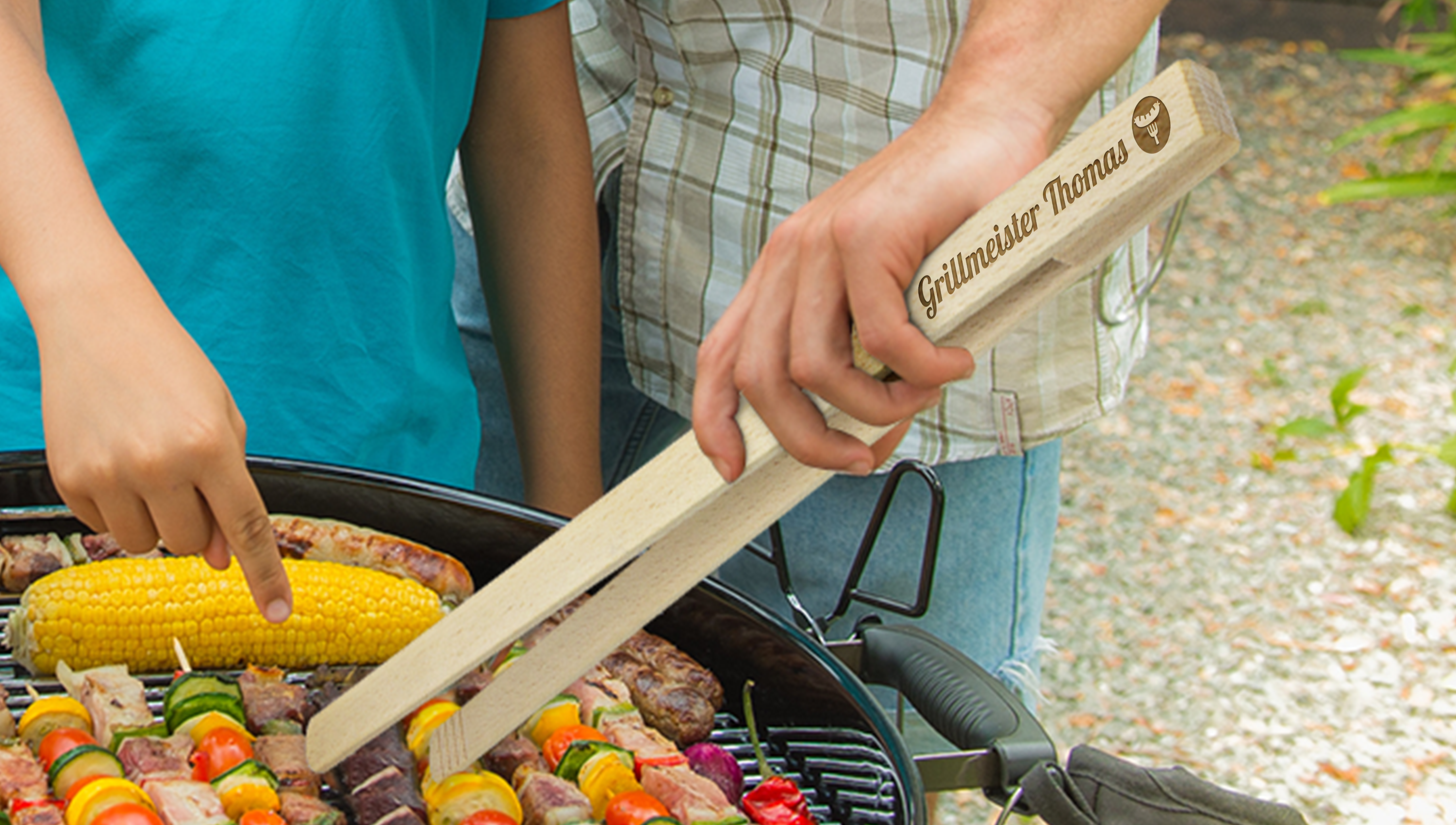 Grillzange aus Holz mit Namen: Wurstzange mit Lasergravur