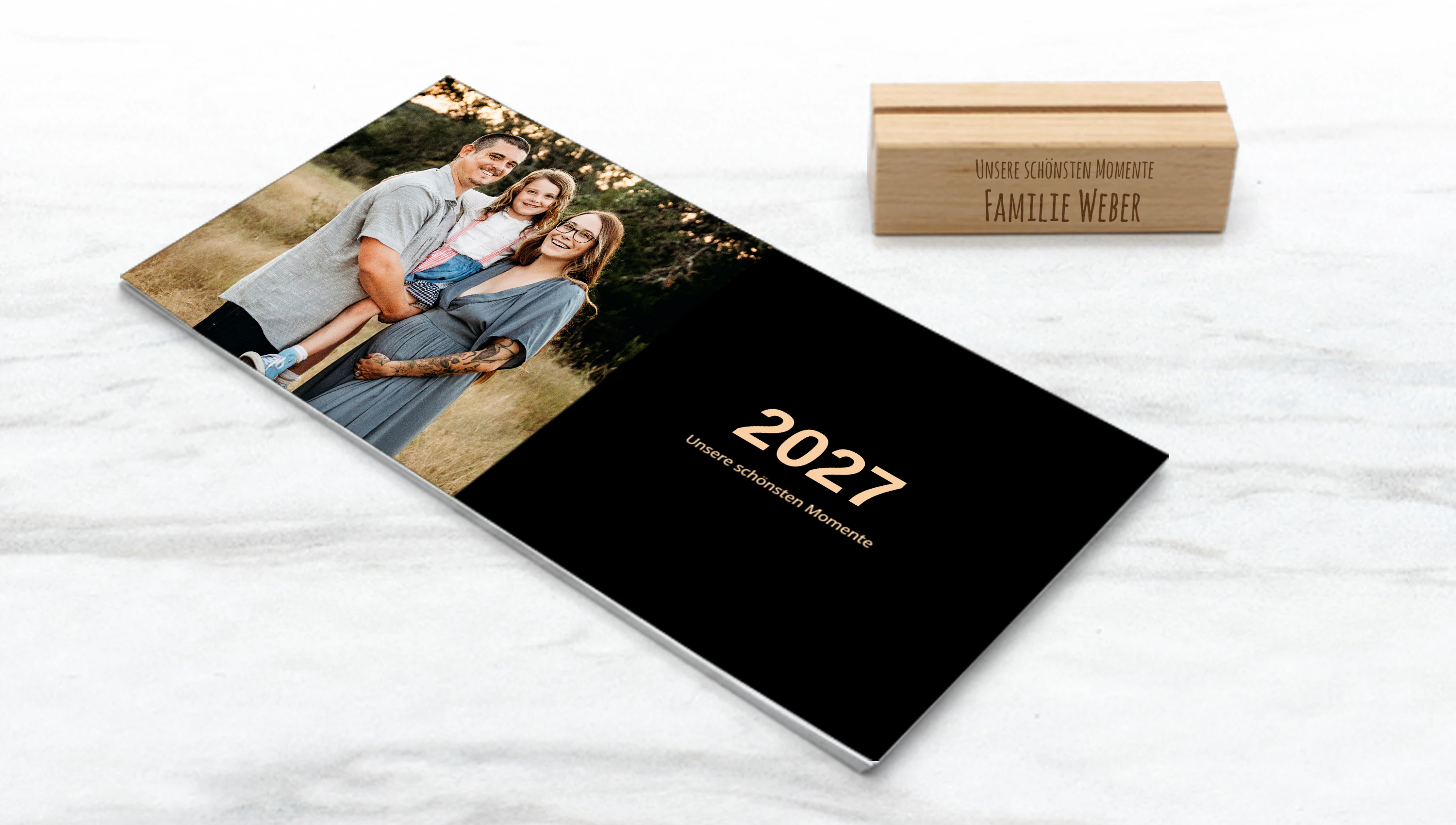 Kalender mit Holzfuß für den Tisch selbst gestalten