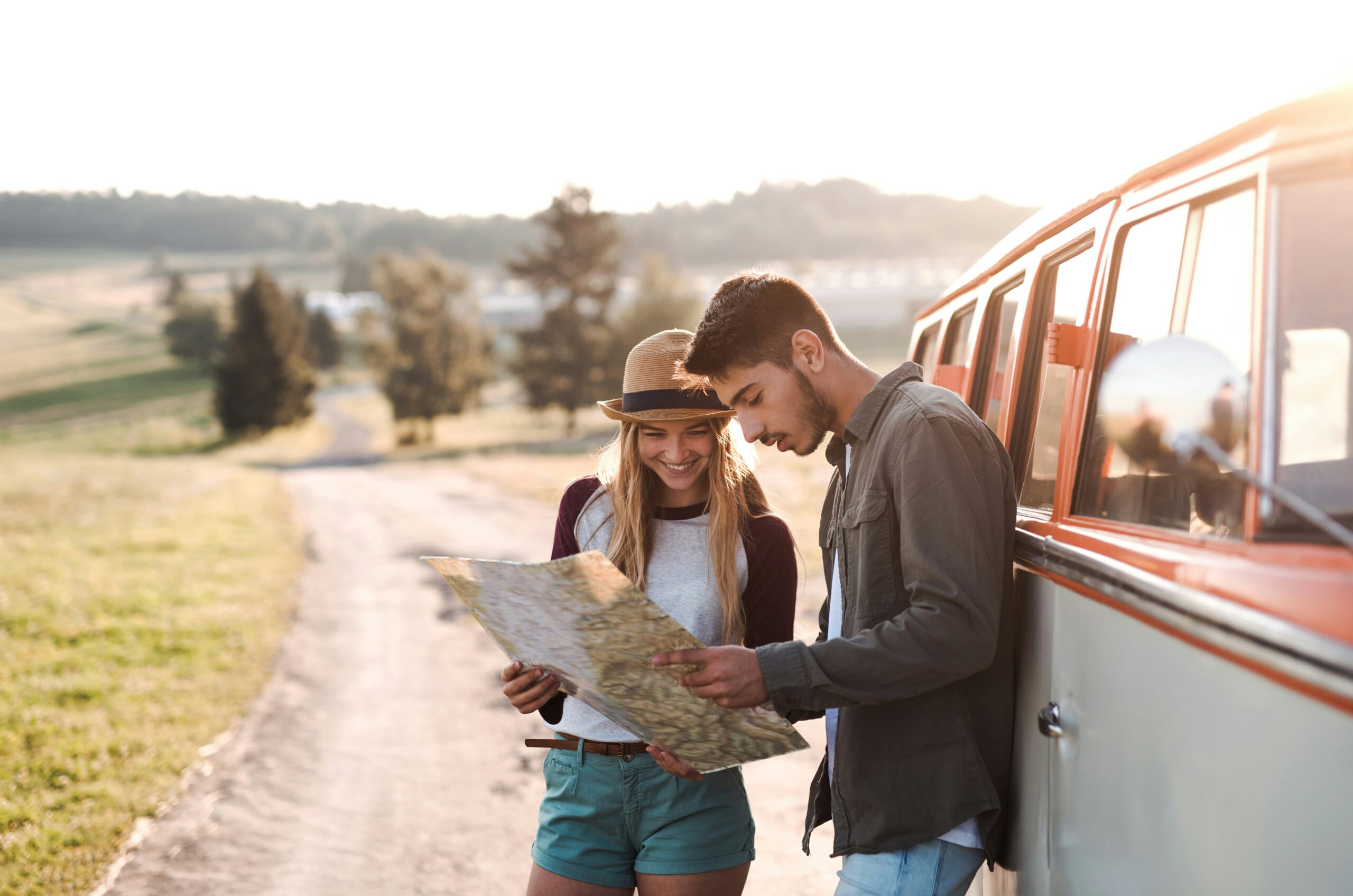 Paar beim Roadtrip mit Karte